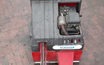 Spazzatrice industriale con motore a scoppio / Industrial sweeper with internal combustion engin