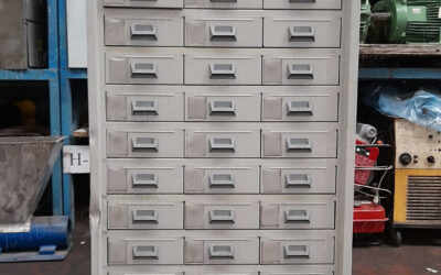 Armadio in metallo con cassetti / Metal cabinet with drawers
